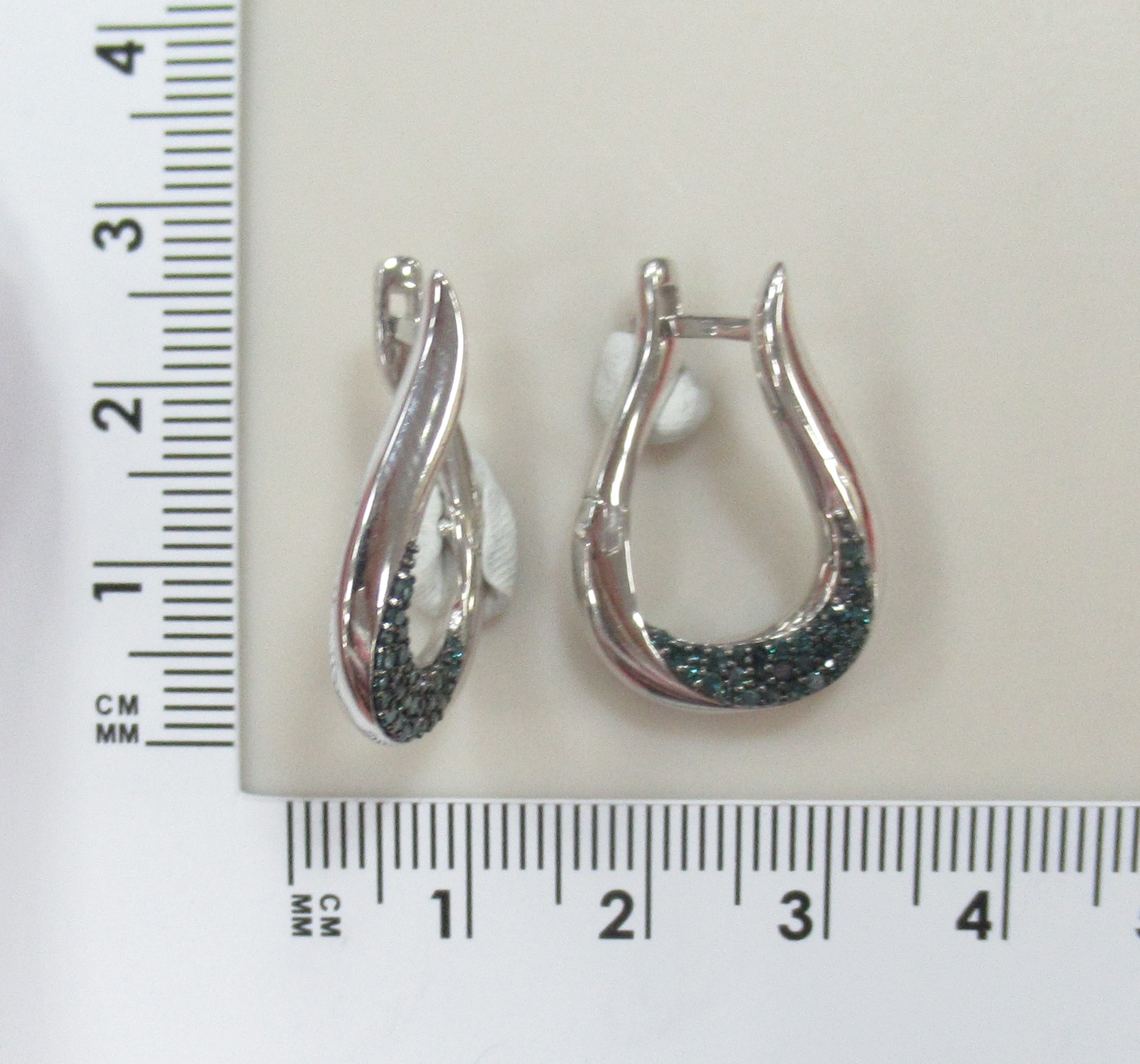 Серебряные серьги с голубыми бриллиантами